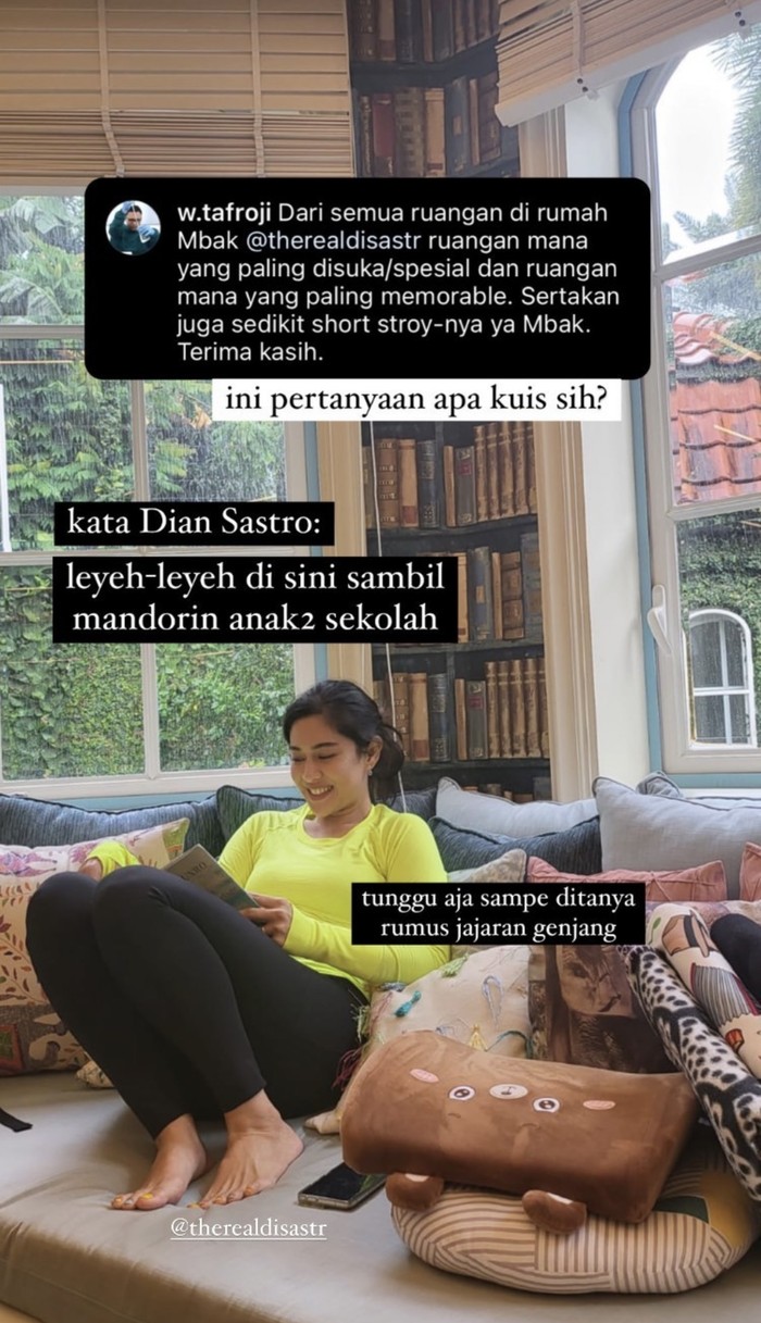 Sama halnya depan kebanyakan orang. Selain sibuk sebagai seorang artis, ia pun menyempatkan waktunya untuk bersantai. Ini adalah tempat lenyeh-lenyeh perempuan cantik ini. Sebagai seorang ibu, di tempat ini pun ia bisa mengawasi anak-anaknya yang sedang sekolah online. Biar nggak boring, tentu ada rak buku tambahan selain di perpus atau ruang kerjanya. (Foto: Instagram.com/biasalahanakmuda)
