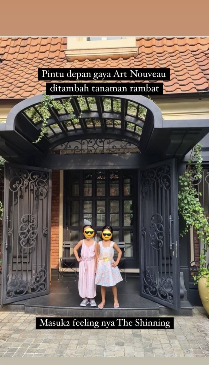 Masuk ke pintu depan, pintu depan rumah selebritas yang ini memiliki gaya Art Nouveau, yakni aliran desain yang terkenal di Eropa. Sama halnya dengan potret sebelumnya, pada bagian pintu depan rumah pun ditambahkan tanaman rambat yang menambah kesan asri. (Foto: Instagram.com/biasalahanakmuda)