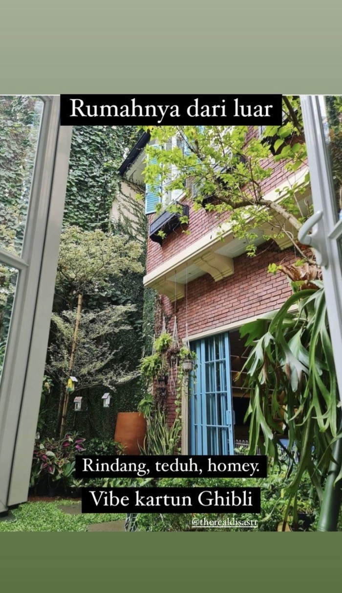 Baru-baru ini nama Dian Sastrowardoyo mendadak ramai usai akun @biasalahanakmuda membagikan potret setiap sudut rumah artis Indonesia ini. Dimulai dari halaman luar, ini adalah potret rumah Dian yang terlihat klasik dengan tembok batu batanya yang tersusun dan pepohonan rindangnya. (Foto: Instagram.com/biasalahanakmuda)