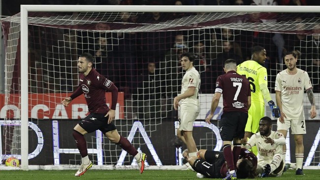 AC Milan harus puas bermain imbang 2-2 saat menghadapi tim juru kunci Salernitana dalam laga lanjutan Liga Italia.