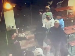 Viral Aksi Brutal Sekelompok Pemuda Serang Remaja di Batujajar
