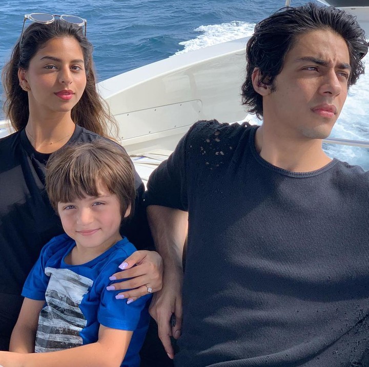 <p>Tak hanya mengunggah potret OOTD cantik, Suhana juga sering memperlihatkan potret keakraban dengan adik dan kakaknya. Ia dan Aryan Khan sering terlihat menghabiskan waktu bersama adik bungsu mereka, Abram Khan. (Foto: Instagram @suhanakhan2)</p>