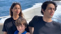 <p>Tak hanya mengunggah potret OOTD cantik, Suhana juga sering memperlihatkan potret keakraban dengan adik dan kakaknya. Ia dan Aryan Khan sering terlihat menghabiskan waktu bersama adik bungsu mereka, Abram Khan. (Foto: Instagram @suhanakhan2)</p>