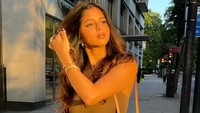 <p>Suhana yang kini berusia 21 tahun menjelma jadi wanita muda yang cantik. Ia selalu terlihat dengan gaya busana kekinian dan penuh fashion <em>branded.</em> (Foto: Instagram @suhanakhan2)</p>