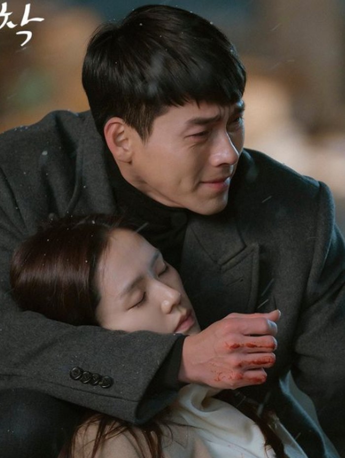 Tidak cuma Kapten Ri, para penonton juga ikut berlinang air mata melihat adegan ketika Yoon Se Ri tertembak. Terlihat jelas Kapten Ri sangat sedih karena tidak bisa melindungi perempuan yang dicintainya./ foto: tvN Drama