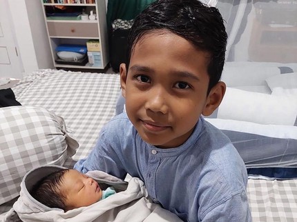 Momen Haru Putra Pertama UAS Gendong Adiknya Disorot, Banjir Doa dan Pujian
