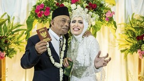 Viral Kisah Pria Nikahi Cinta Pertama di Usia 61 Tahun