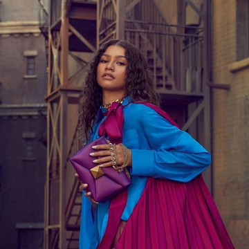 img-title Zendaya Tampil Menjadi Model Iklan Valentino dalam Foto Bernuansa Sinematik