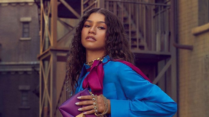 Zendaya Tampil Menjadi Model Iklan Valentino dalam Foto Bernuansa Sinematik Zendaya Tampil Menjadi Model Iklan Valentino dalam Foto Bernuansa Sinematik