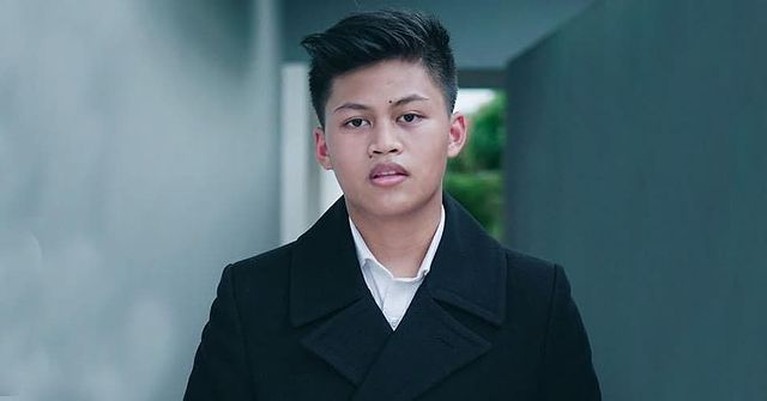 Nama Agung Hapsah YouTuber yang disebut mirip Rizky Febian tengah jadi trending karena diisukan meninggal. Yuk, intip potretnya!