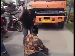 Aksi Protes Anggota DPRD Bogor Duduk di Tengah Jalan Hadang Truk Tambang