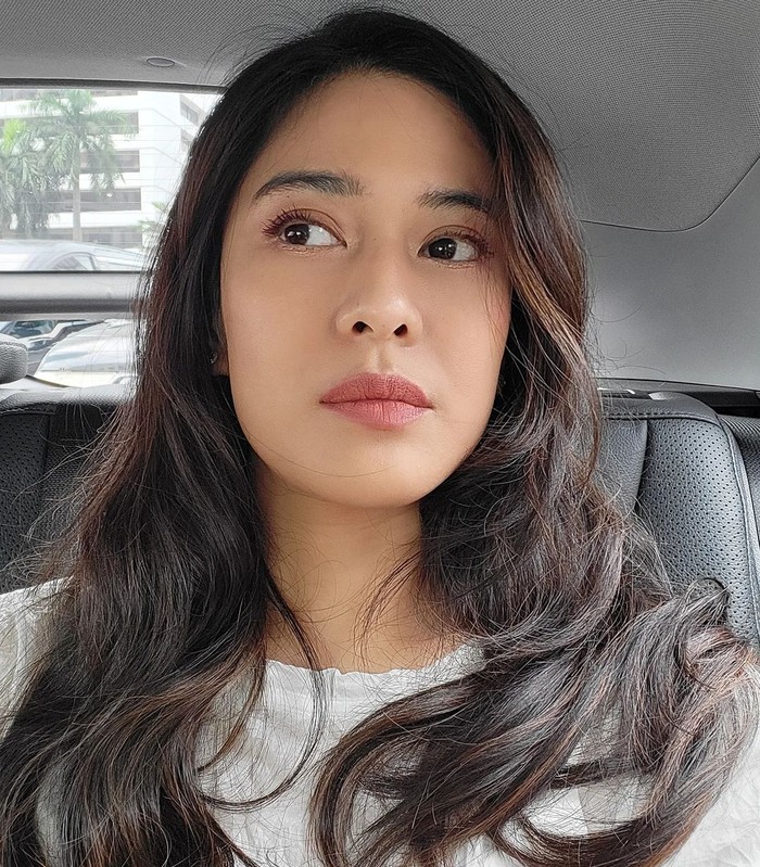 Nama artis kelahiran 16 Maret 1982 ini melambung setelah memerankan Cinta di film Ada Apa dengan Cinta pada 2000 silam. Ia mengawali karier di dunia hiburan sebagai pemenang Gadis Sampul pada 1996 dan mulai berakting di film perdananya, Pasir Berbisik. Kini, ia mengklaim dirinya sebagai aktris, produser, sutradara, pelari, dan aktivis. (Foto: Instagram.com/therealdisastr)