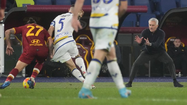 Jose Mourinho dikabarkan mendapat kartu merah saat AS Roma vs Hellas Verona di Liga Italia setelah menuding wasit Luca Pairetto membantu Juventus.