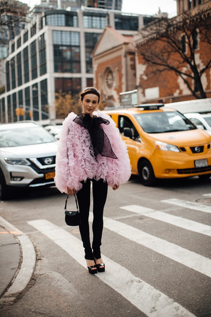 Atasan dipenuhi detail ruffle pink diberikan sentuhan klasik berupa pita. Aksesori minimal membuat pandangan terpusat pada atasan ini. Foto: livingly.com/ImaxTree