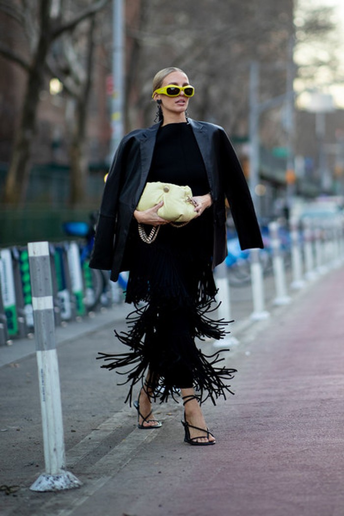 Atensi pada detail rumbai menyempurnakan outfit serba hitam ini. Padanan aksesori statement, yakni sunglasses menunjang penampilan stylish ini. Foto: livingly.com/ImaxTree
