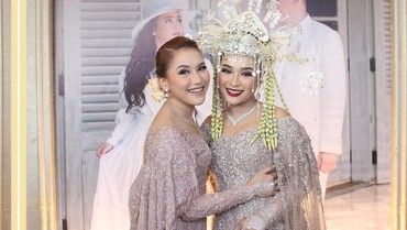 img-title Selain Ayu Ting Ting, 5 Artis Ini Rela 'Disalip' Adik Menikah Duluan