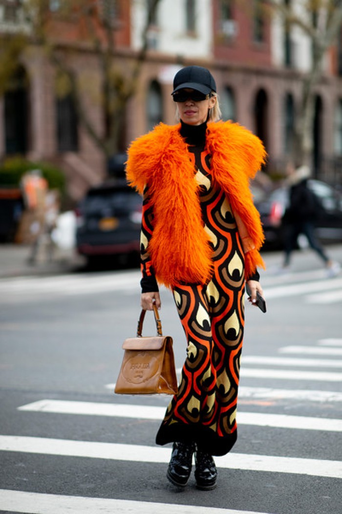 Cuaca dingin bukan jadi penghalang untuk tampil fashionable. Perpaduan motif bold dan jaket faux fur yang sama mencolok begitu fungsional sekaligus menarik atensi. Foto: livingly.com/ImaxTree