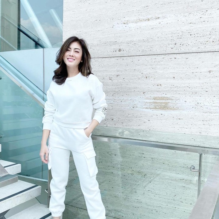 <p>Bunda tiga anak ini memutuskan untuk melanjutkan hidup sebagai single mom. Ia tetap bersemangat menjalankan perannya di keluarga. (Foto: Instagram @dhenafrizzy)</p>