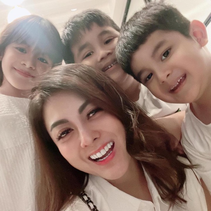 <p>Meski sudah berpisah, Dhena Devanka dan Jonathan Frizzy memutuskan untuk menjalani co-parenting untuk ketiga anaknya. Mereka masih menjalin komunikasi yang baik demi anak-anak mereka, Bunda. (Foto: Instagram @dhenafrizzy)</p>