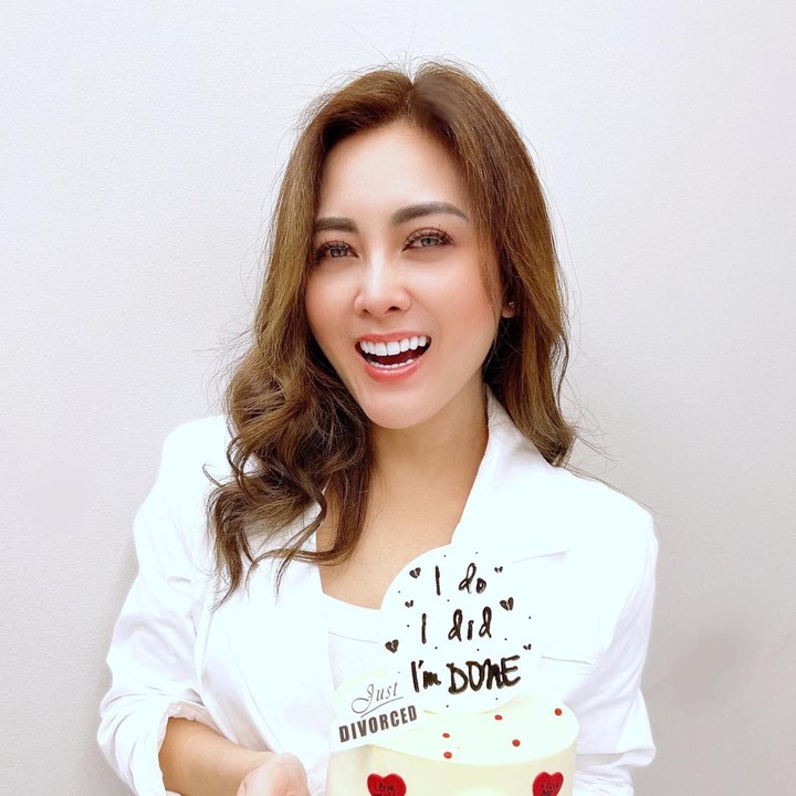 <p>Lewat Instagram, Dhena Devanka mengunggah potret dirinya yang memegang kue tersebut. Ia tampak memamerkan senyum bahagia ke kamera, Bunda. Ia juga bersyukur memiliki banyak sahabat yang setia menemaninya ketika melewati masa sulit. (Foto: Instagram @dhenafrizzy)</p>