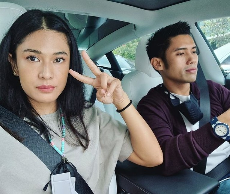 Pernikahan Dian Sastro dan Maulana Indraguna Sutowo harmonis dan jarang diterpa isu miring kini jadi sorotan. Yuk, intip potretnya!