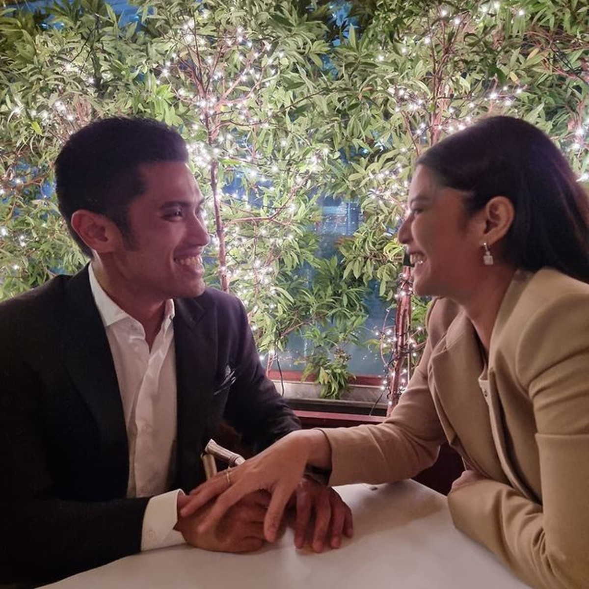 Pernikahan Dian Sastro dan Maulana Indraguna Sutowo harmonis dan jarang diterpa isu miring kini jadi sorotan&period; Yuk&comma; intip potretnya&excl;