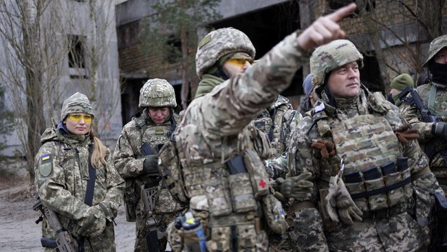Rusia menuding Ukraina menembakkan proyektil ke arah perbatasan dan menghancurkan fasilitas sipil pada Senin (21/2). Namun, Ukraina membantah tudingan itu.