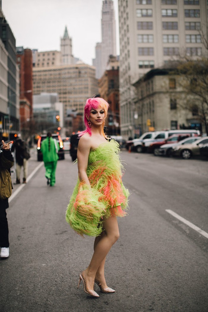 Faux fur dress dari Prabal Gurung Spring 2022 tampak dikenakan salah satu tamu undangan. Rona gaun mengimbangi tatanan rambut two-toned, menghasilkan kesatuan look yang segar dan ceria. Foto: livingly.com/ImaxTree
