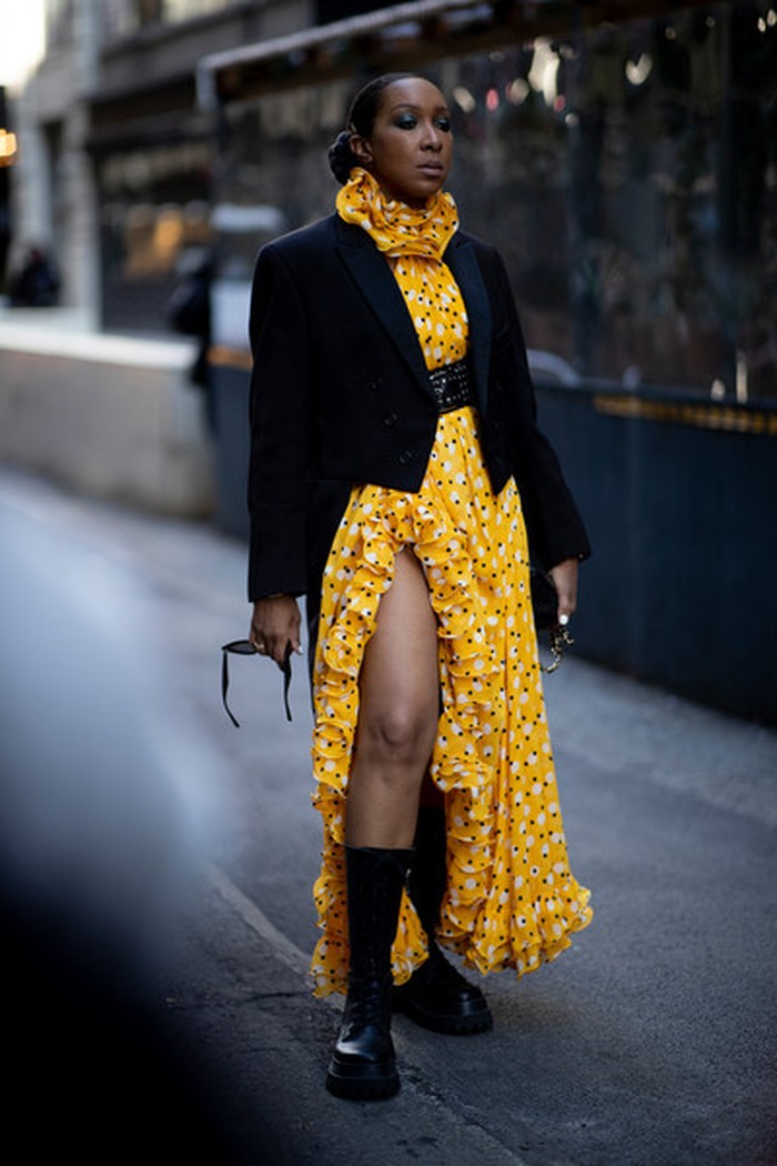 Gaun panjang mustard aksen slit menjadi pusat perhatian ketika ditabrakan dengan layer hitam serta aksesori berwarna serupa. Foto: livingly.com/ImaxTree