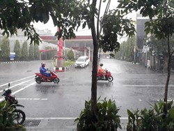 Hujan Deras Disertai Angin Kencang Landa Surabaya, Jarak Pandang Terbatas