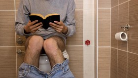 Bahaya Kebiasaan Membaca Buku di Toilet