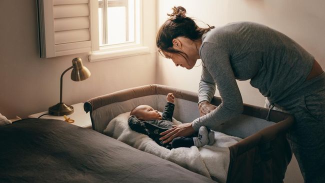 Tips Menyusui jika Bunda Tidur Pisah Ranjang dengan Bayi di Kamar