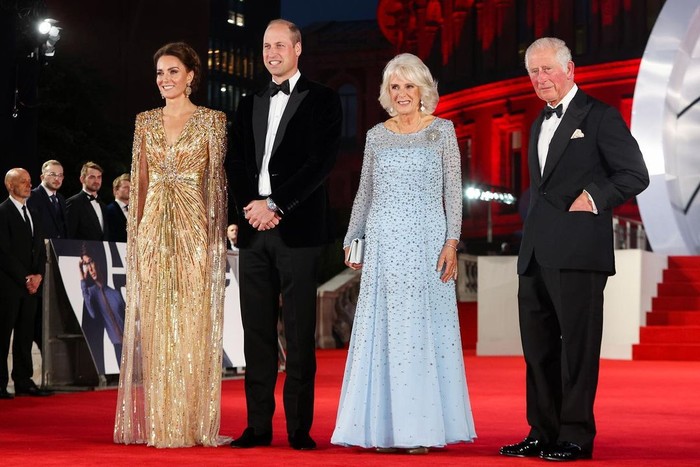 Hadir di pemutaran film No Time to Die (2021), Camilla tampil glamor memakai gaun biru berhiaskan detail embellishment. Foto: Instagram ClarenceHouse