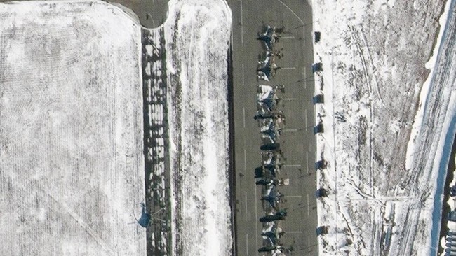 Rusia diklaim menempatkan pasukan dan peralatan lapis baja di perbatasan Ukraina, Minggu (20/2).