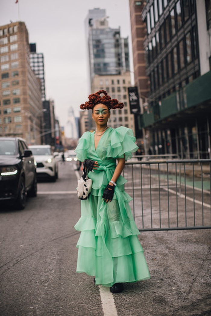 Long dress rona mint dengan aksen ruffle mengimbangi keunikan tatanan rambut dan makeup. Foto: livingly.com/ImaxTree