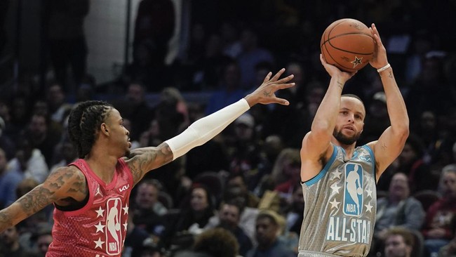 Stephen Curry mencatat rekor tembakan tiga angka di NBA All Star dengan torehan 16 tembakan. Team LeBron memenangkan laga ini.
