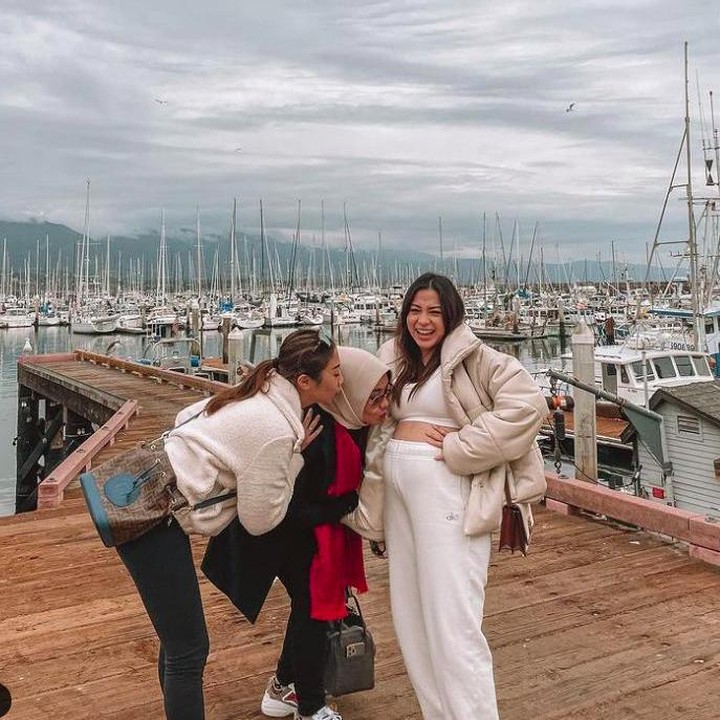 <p>Di awal liburan babymoon mereka, Nikita Willy turut mengajak ibunda dan adiknya ke Amerika Serikat. (Foto: Instagram @nikitawillyofficial94)</p>