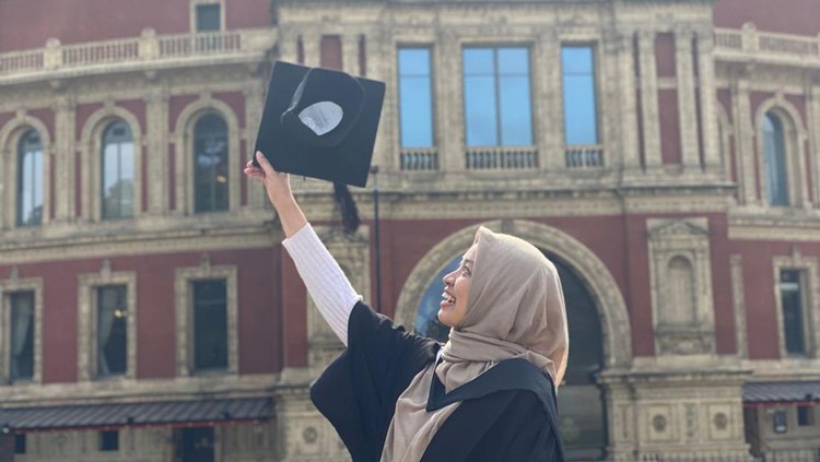 Nisa Sri Wahyuni, anak driver ojol yang sukses kuliah di Inggris dan kerja di WHO.