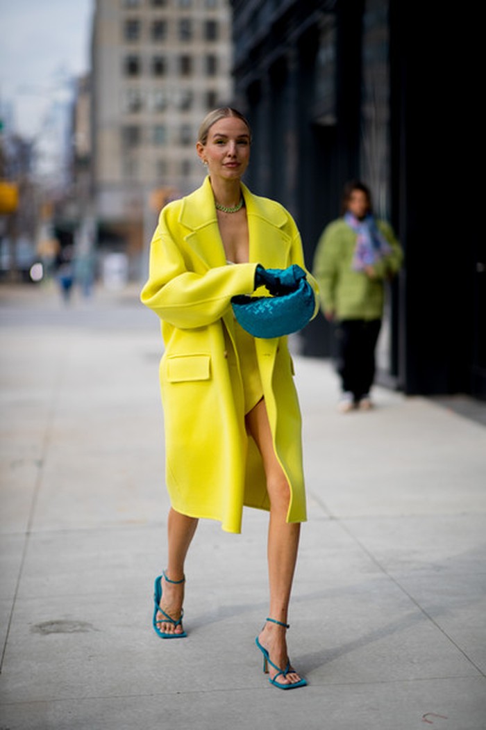 OOTD nuansa clean tetap terlihat on point dengan warna neon yang curi perhatian. Permainan tabrak warna ditunjukkan dengan aksesori berkesan minimalis tapi stylish. Foto: livingly.com/ImaxTree