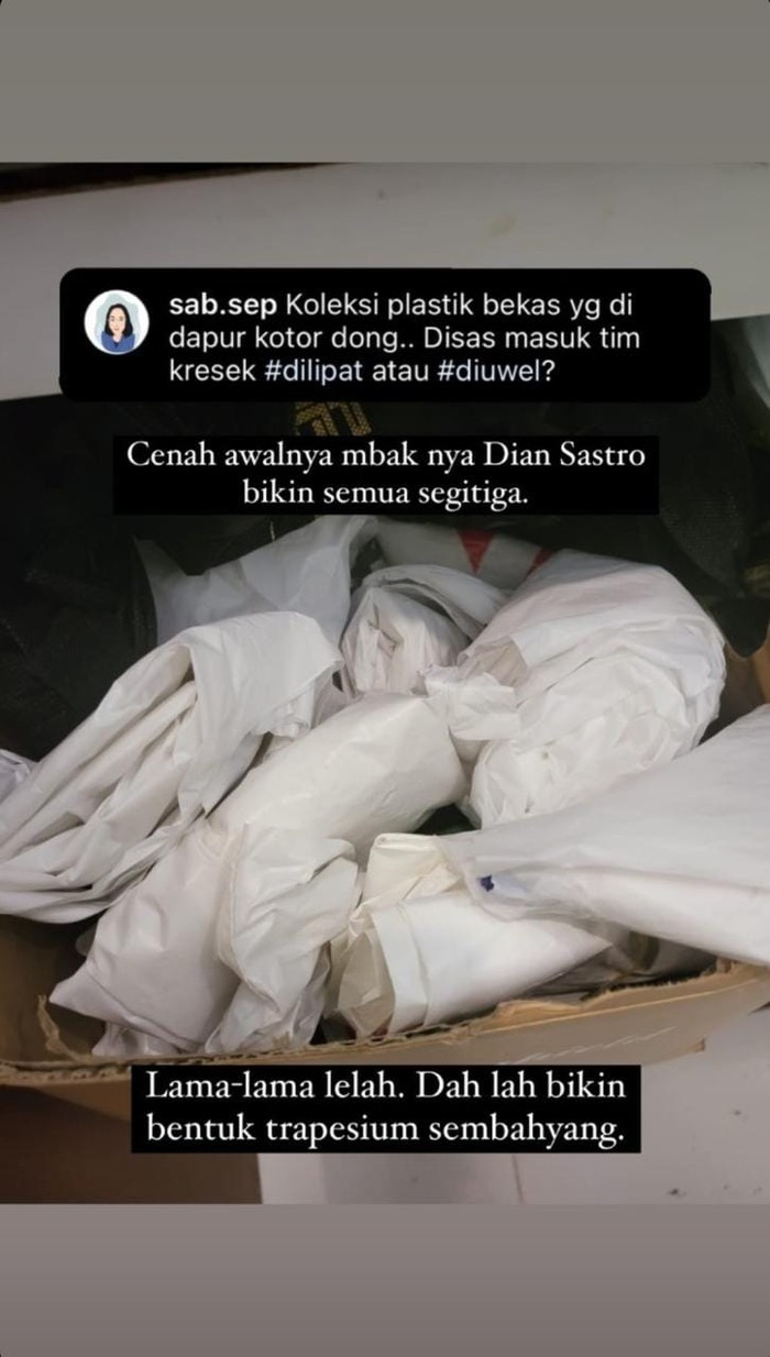 Suka mengoleksi plastik bekas pakai? Dian Sastro pun memilikinya! Di balik banyaknya sisi yang tak sama dengan kebanyakan orang, ternyata salah satu hal ini relate juga ya. Bagaimana Beauties, potret rumah Dian Sastro yang mana nih yang kamu suka atau paling relate dengan rumahmu? (Foto: Instagram.com/biasalahanakmuda)