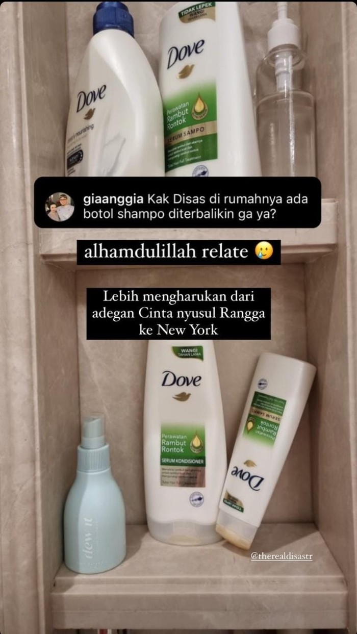 Setelah ini, kamu akan melihat deretan potret unik rumah Dian Sastro yang begitu relate dengan kehidupan kita. Pertama ada sampo habis yang dibalik. Tentu saja kamu pasti melakukan ini kan? Hal ini pun ternyata ada di rumah sekelas Dian lho! (Foto: Instagram.com/biasalahanakmuda)