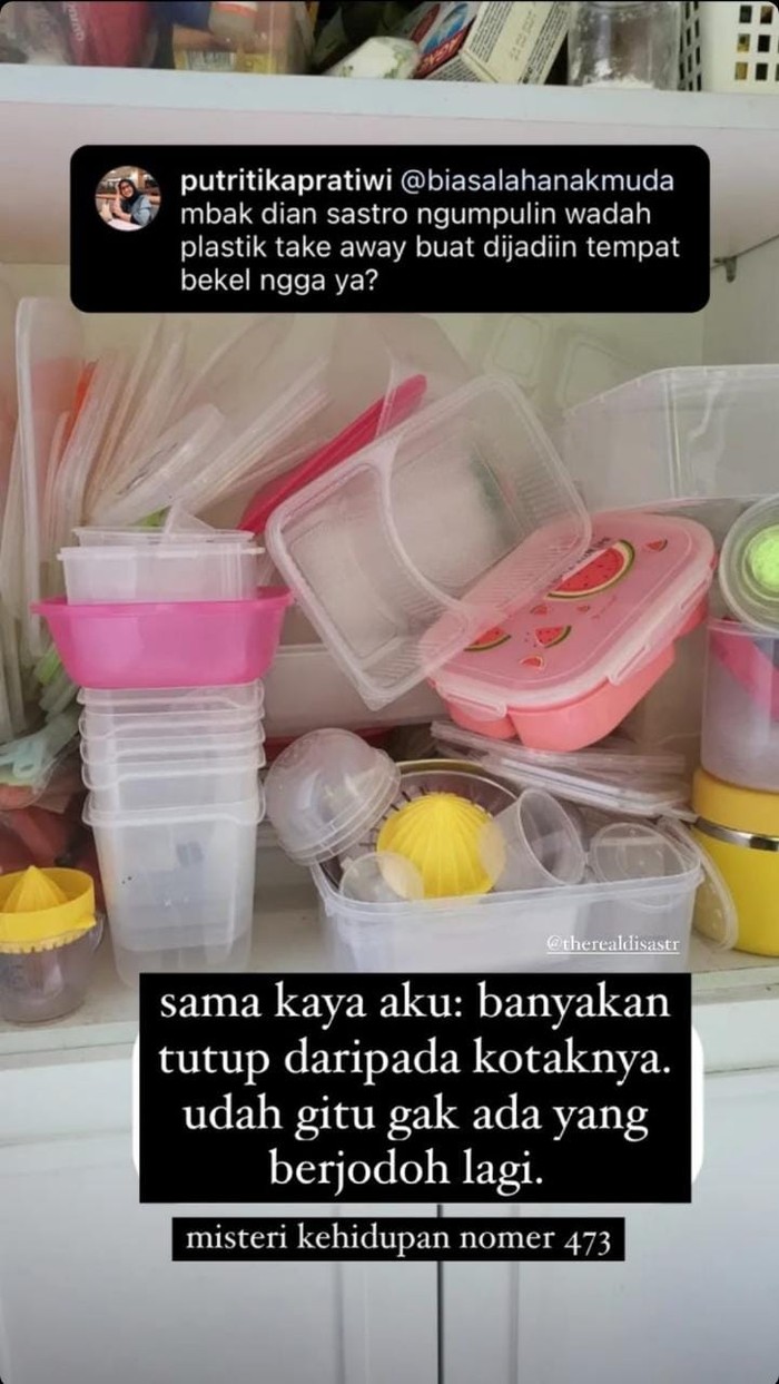 Kamu hobi mengumpulkan wadah plastik untuk selanjutnya dipakai bawa makanan atau bekel? Tenang, aktris ternama ini pun melakukannya kok! Ada banyak wadah plastik bekas yang dikumpulkannya ini. (Foto: Instagram.com/biasalahanakmuda)
