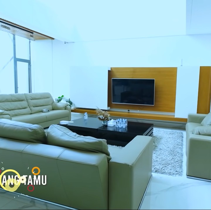 <p>Rumah Raditya Dika menjadi salah satu hunian mewah milik selebtriti Tanah Air, Bunda. (YouTube: Titi dan Tian)<br /><br /><br /></p>