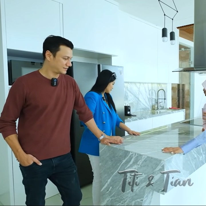 <p>Pada arsitektur dan designer, Raditya Dika meminta agar rumahnya dibangun dnegan nuansa Jepang namun tetap maskulin. (YouTube: Titi dan Tian)<br /><br /><br /></p>