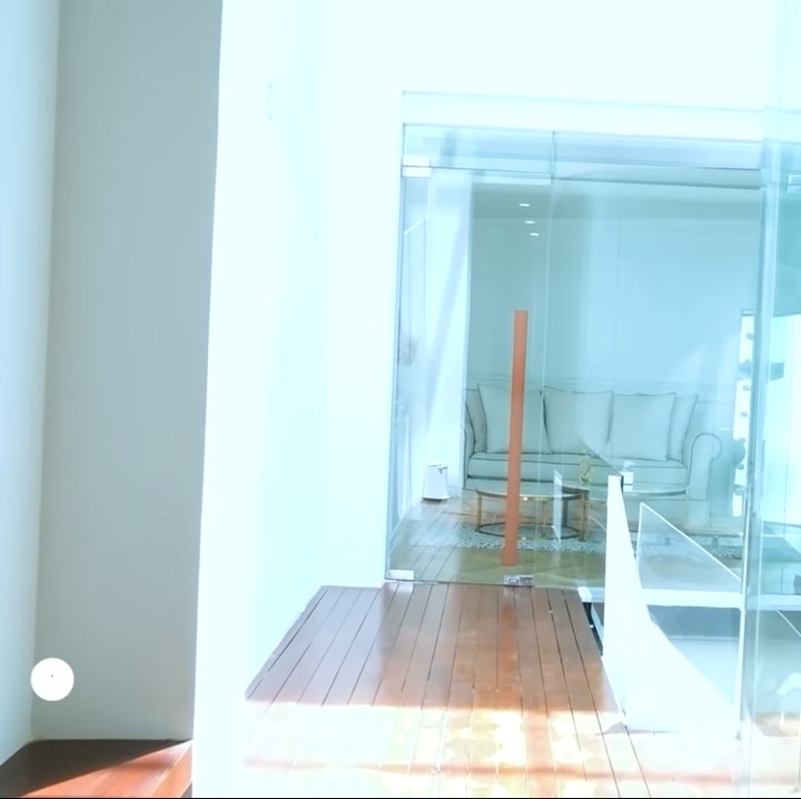 <p>Dari permintaan tersebut, maka rumah Raditya Dika ini didominasi warna hitam-putih dengan sentuhan kayu di beberapa bagian. (YouTube: Titi dan Tian)<br /><br /><br /></p>