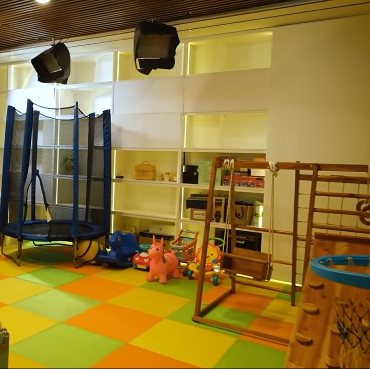 <p>Kini, rumahnya sudah direnovasi sehingga aman untuk anak-anak. Ia bahkan menyiapkan satu ruang khusus untuk bermain. (YouTube: Titi dan Tian)<br /><br /><br /></p>