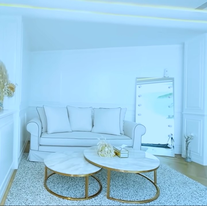 <p>Ini studio miliki Annisa. Ini didesain sesuai kemuan Annisa sehingga tampak seperti berbeda dari ruangan-ruangan yang lainnya.(YouTube: Titi dan Tian)<br /><br /><br /></p>