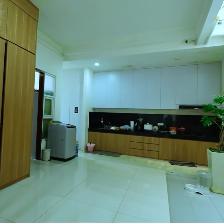 <p>Ini service area. Terdapat dapur kotor dan berdekatan dengan garasi. <br /><br /><br /></p>
