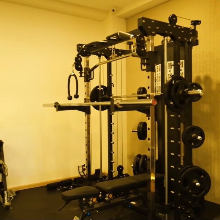 <p>Ada ruang gym juga. Raditya Dika ungkap bahwa nanti akan membeli alat lainnya agar lebih lengkap.<br /><br /><br /></p>