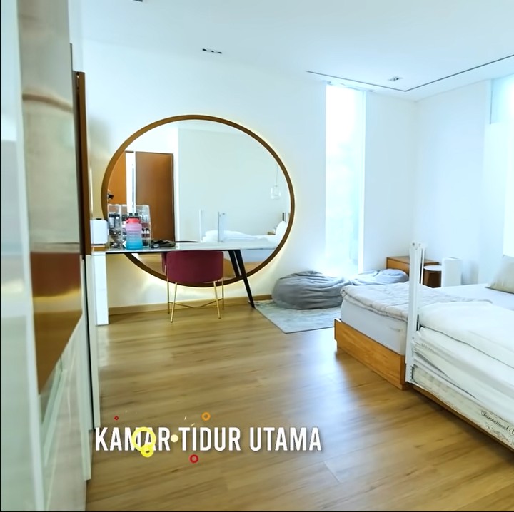<p>Berikut kamar utamanya, Bunda. Ada kasur tambahan karena kedua anak Raditya dan Annisa masih suka tidur bersama. (YouTube: Titi dan Tian)<br /><br /><br /></p>